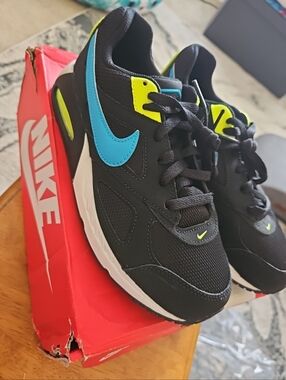 Nike Air Max Ivo Youth 5.5 New Damaged Box